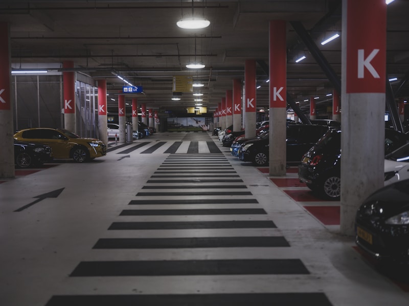 Parkeergarage met auto's