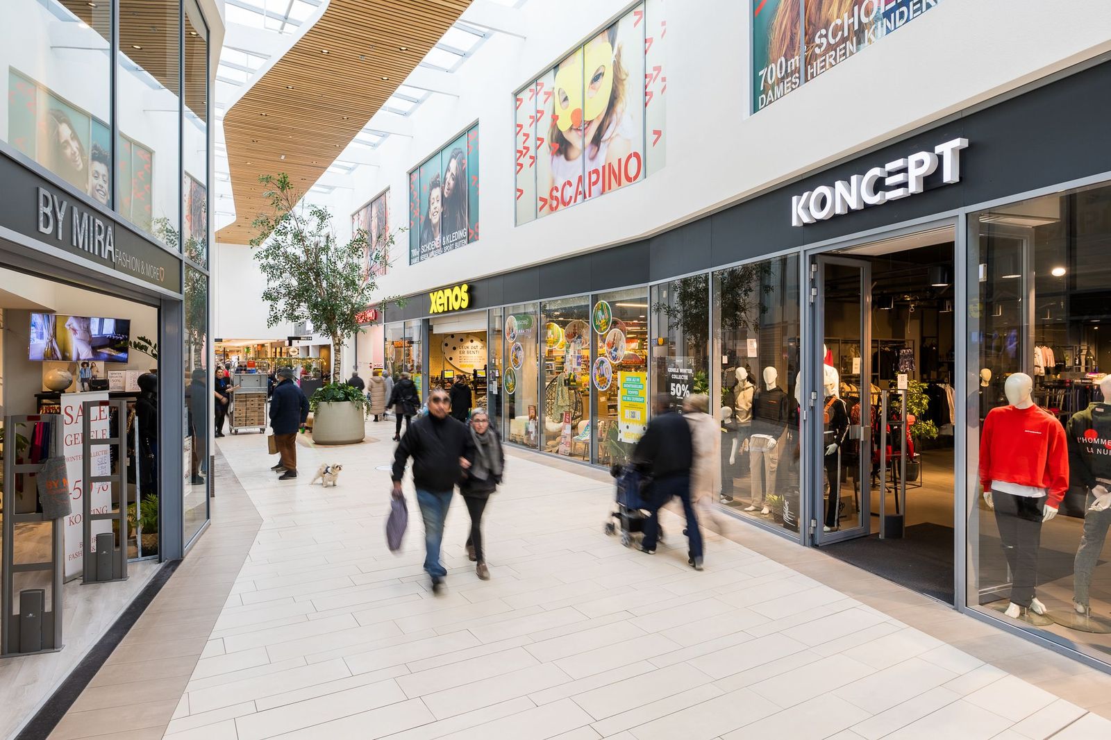 Winkelend publiek in de overdekte winkelstraat van Roselaar
