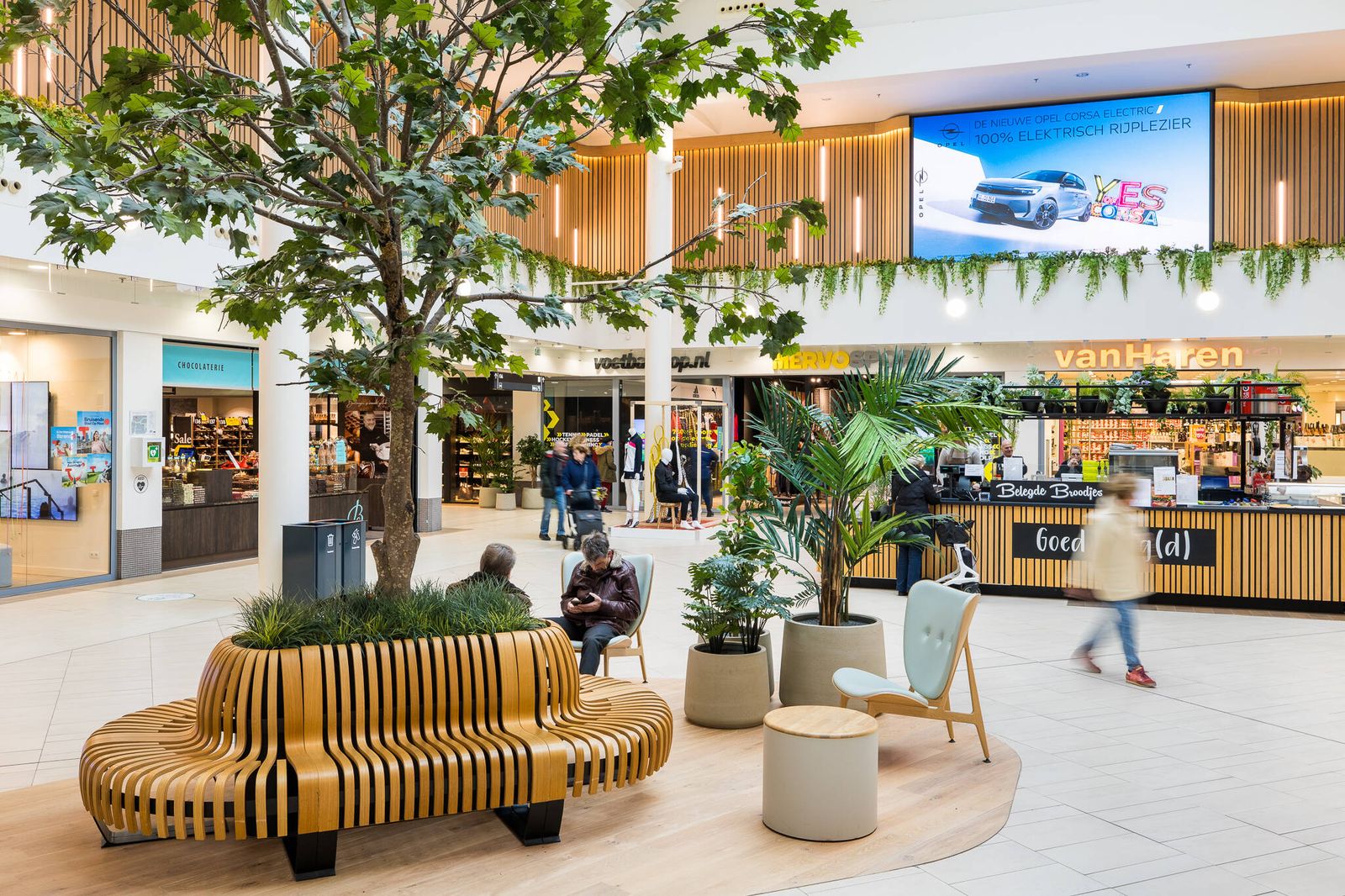 Loungeplek met groen en zitgelegenheid in Winkelcentrum Roselaar